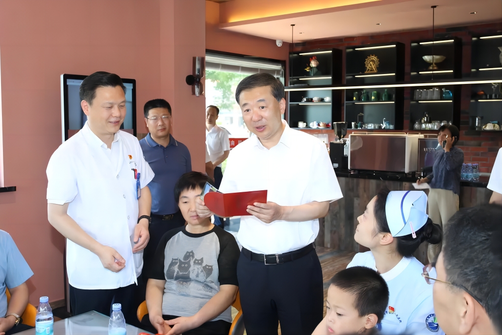 無錫市委常委、江陰市委書記許峰到市第三人民醫院調研